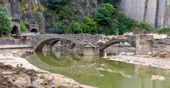 Zerstörte Brücke im Ahrtal nach der Hochwasserkatastrophe im Juli 2021.