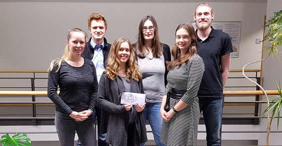 Die Die Spielerinnen auf den ersten drei Plätzen wurden durch Prof. Lucke mit attraktiven Preisen belohnt, die von der Stiftung Preußische Schlösser und Gärten, dem Volkspark Potsdam, dem Naturkundemuseum Potsdam und dem Filmmuseum Potsdam zur Verfügung gestellt wurden. Foto: Dr.-Ing. Raphael Zender.