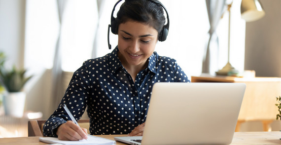 Wie Studierende die Digitalisierung der Lehre erleben Studentin im Homeoffice sitzt am Laptop un arbeitet. Das Foto ist von AdobeStock/fizkes.