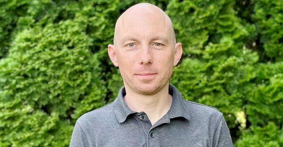 Max Droll bildet als wissenschaftlicher Mitarbeiter an der Professur für politische Bildung aus. Max Droll