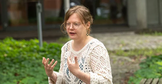Nina Burau in conversation in the courtyard on the Griebnitzsee campus.