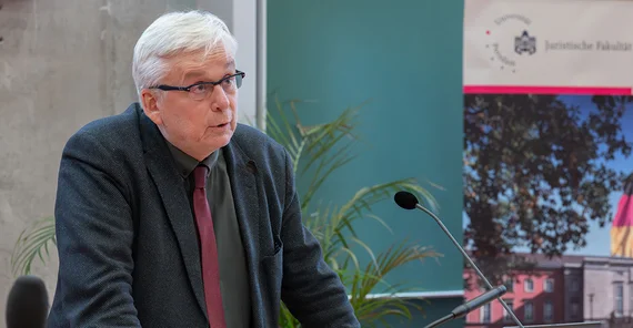 Ein Mensch hält einen Vortrag.