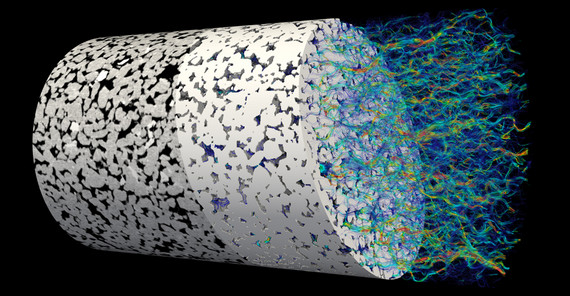 Virtueller Bohrkern | Bild: Maria Wetzel, GFZ Virtueller Bohrkern eines Bentheim-Sandsteins, typisch für das Norddeutsche Becken: Quarzkörner (hell) und Porenraum (dunkel). Grundlage für 3D-Simulation der Strömungsgeschwindigkeit: niedrig (blau), hoch (rot). So lassen sich chemische und mechanische Prozesse auf kleiner Skala besser verstehen und auf die Makroebene der Reservoire hochskalieren. | Bild: Maria Wetzel, GFZ