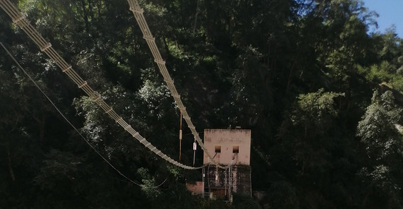 Eine zerstörte Hängebrücke in Vishnuprayag. Ein Überbleibsel des Chamoli Disasters. Eine zerstörte Hängebrücke in Vishnuprayag. Ein Überbleibsel des Chamoli Disasters.
