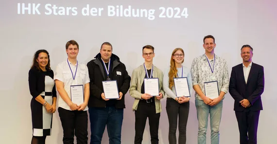 Gruppe junger Menschen steht in einer Reihe für ein Foto