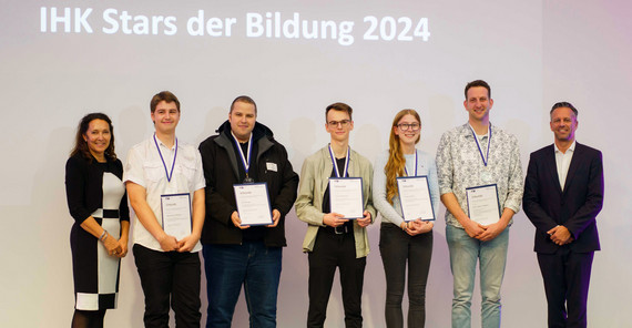 Gruppe junger Menschen steht in einer Reihe für ein Foto