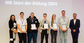 Gruppe junger Menschen steht in einer Reihe für ein Foto