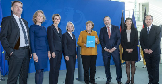 Übergabe des EFI-Jahresgutachtens 2019. Foto: David Ausserhofer. Übergabe des EFI-Jahresgutachtens 2019. Foto: David Ausserhofer.