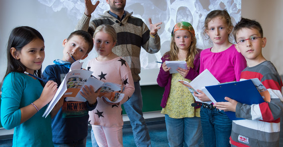 Der Chemiker Prof. Dr. Andreas Taubert in der Kinderuni der Universität Potsdam (Karla Fritze) Der Chemiker Prof. Dr. Andreas Taubert in der Kinderuni der Universität Potsdam (Karla Fritze)