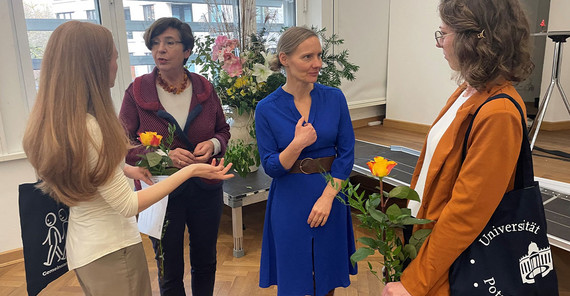 Die Gewinnerinnen Lara Collier (l.) und Anna-Lena Hahne (r.) im Gespräch mit Dr. Barbara Obst-Hantel von der Universitätsgesellschaft (2.v.l.) und der Inklusionsbeauftragten der Universität Annette Guzman Guzman.