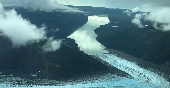 Crillon Lake, ein eisgestauter Gletschersee im Glacier Bay National Park, Alaska, USA. Crillon Lake, ein eisgestauter Gletschersee im Glacier Bay National Park, Alaska, USA.