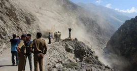 Eine der unzähligen Verzögerungen auf der Straße stromaufwärts nach Nako Foto: L. Heinecke