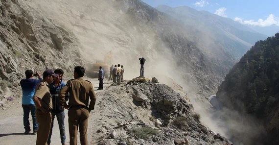 Eine der unzähligen Verzögerungen auf der Straße stromaufwärts nach Nako Foto: L. Heinecke