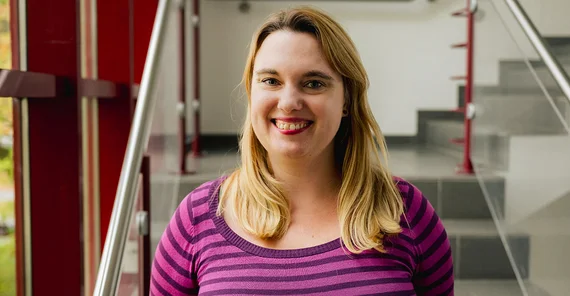 Dr. Rebecca Wetter im portrait in einem Treppenhaus.