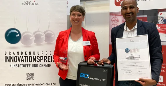 Dr. Franziska Pruin von der UP Transfer GmbH und Prof. Dr. Amitabh Banerji mit dem Experimentierkoffer bei der Preisverleihung in Cottbus. Das Foto ist von Christoph Blase.