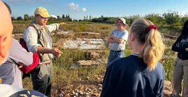Luca dolmetscht in verschiedenen Sprachen und mit Gesten
