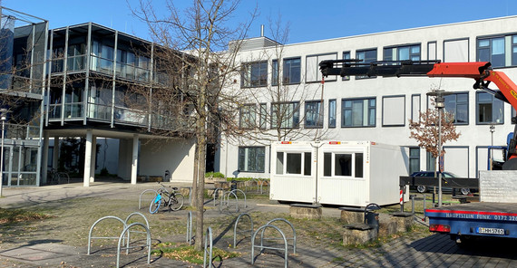 Testzentrum zwischen Haus 25 und 26 auf dem Uni-Campus Golm | Foto: CoviMedical GmbH Testzentrum zwischen Haus 25 und 26 auf dem Uni-Campus Golm | Foto: CoviMedical GmbH