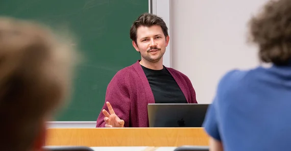 Oke Seliger vortragend