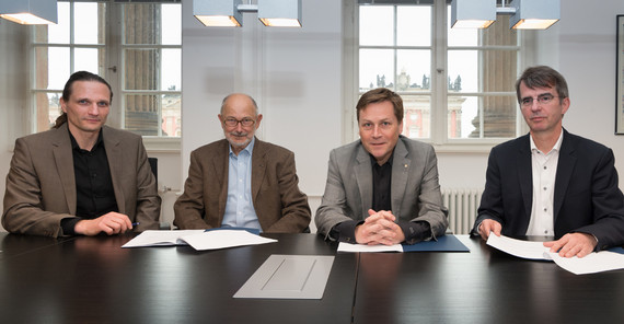 Dr. Berno Bahro, 1. Vorsitzender des USV, Prof. Dr. Dieter Wagner, 2. Vorsitzender des USV, Prof. Oliver Günther, Ph.D., Präsident der Universität Potsdam, Frank Horn, Geschäftsführer der Hoffbauer gGmbH. Foto: Karla Fritze/Universität Potsdam. Dr. Berno Bahro, 1. Vorsitzender des USV, Prof. Dr. Dieter Wagner, 2. Vorsitzender des USV, Prof. Oliver Günther, Ph.D., Präsident der Universität Potsdam, Frank Horn, Geschäftsführer der Hoffbauer gGmbH. Foto: Karla Fritze/Universität Potsdam.