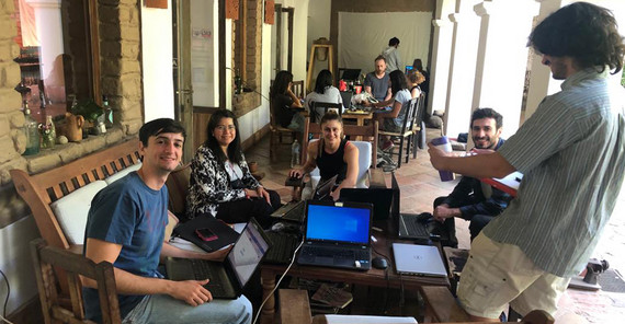 Unterwegs in den Anden / Foto: Manfred Strecker Das Bild zeigt die Studierenden bei der Auswertung der Fernerkundungsdaten im Hotel. Das Foto ist von Manfred Strecker.