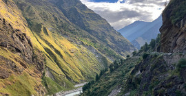 Einer von vielen Erdrutschen in der Region.