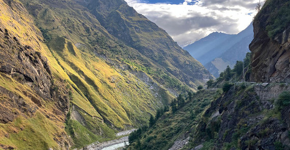 Einer von vielen Erdrutschen in der Region. Einer von vielen Erdrutschen in der Region.