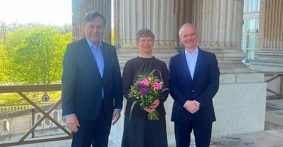 Zwei Männer und eine Frau posieren nach einer Wahl