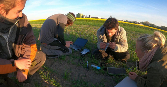 Programming GPS transmitters in the field | Photo: Julius Seiler Programming GPS transmitters in the field | Photo: Julius Seiler