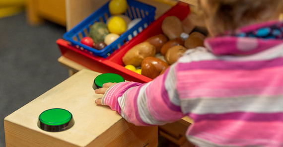 Prof. Natalie Boll-Avetisyan has developed a toy to indicate the risk of a language disorder The box is intensively tested at the BabyLAB of the University of Potsdam.