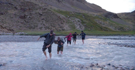 Einige von uns nahmen die Herausforderung einer Flussüberquerung an - und zwar erfolgreich! Foto: E. Hintersberger Einige von uns nahmen die Herausforderung einer Flussüberquerung an - und zwar erfolgreich! Foto: E. Hintersberger