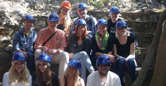 Foto: Diana Banmann Die Exkursionsteilnehmer an der „Wiege der Menschheit“. Foto: Diana Banmann