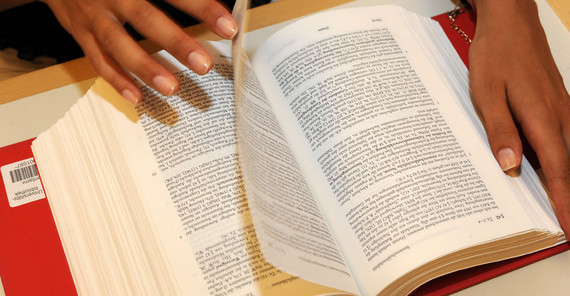 Eine Juristin und ein Germanist helfen Jura-Studierenden, nicht nur rechtssicher, sondern auch verständlich zu schreiben. | Foto: Karla Fritze Eine Juristin und ein Germanist helfen Jura-Studierenden, nicht nur rechtssicher, sondern auch verständlich zu schreiben. | Foto: Karla Fritze