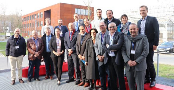 Delegation aus Jordanien und Palästina mit Sascha Thormann, Geschäftsführer von Potsdam Transfer und Leiter des Transferservice, sowie Caroline Reid und Nicolas Rode, beide Potsdam Transfer. Foto: Susanne Schilling. Delegation aus Jordanien und Palästina mit Sascha Thormann, Geschäftsführer von Potsdam Transfer und Leiter des Transferservice, sowie Caroline Reid und Nicolas Rode, beide Potsdam Transfer, auf dem Campus Golm.