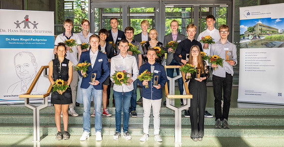 Die diesjährigen Preisträgerinnen und -träger der Dr. Hans Riegel-Fachpreise. Die diesjährigen Preisträgerinnen und -träger der Dr. Hans Riegel-Fachpreise.