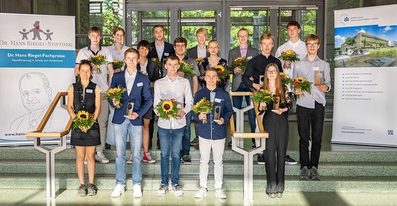 Die diesjährigen Preisträgerinnen und -träger der Dr. Hans Riegel-Fachpreise.