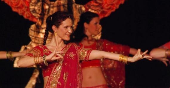 Das Ensemble Aladdina führt tänzerisch in andere Länder. Foto: M. Burkart Das Ensemble Aladdina führt tänzerisch in andere Länder. Foto: M. Burkart