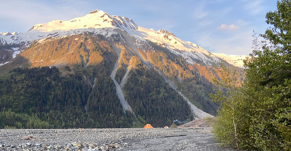 Im Mai 2023 stieg das Team ins Flugzeug, in der Hoffnung auf milde, frühsommerliche Bedingungen. Im Mai 2023 stieg das Team ins Flugzeug, in der Hoffnung auf milde, frühsommerliche Bedingungen. Doch es regnete viel, das Camp wurde überschwemmt und musste anderswo neu aufgebaut werden.