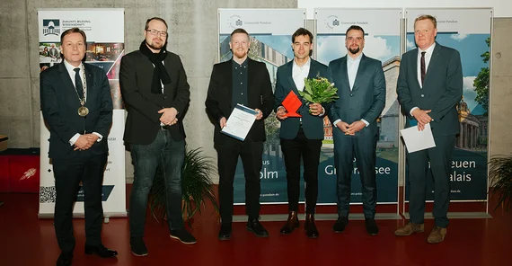 Sechs Personen stehen in einem Hörsaal bei einer Preisverleihung nebeneinander