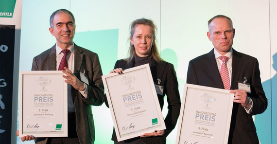 Prof. Dr. Ulrike Lucke, Chief Information Officir der Universität Potsdam (Mitte), nahm den 1. Preis für die Universität Potsdam entgegen. Foto: Lena Weilbacher/Bechtle AG Prof. Dr. Ulrike Lucke, Chief Information Officir der Universität Potsdam (Mitte), nahm den 1. Preis für die Universität Potsdam entgegen. Foto: Lena Weilbacher/Bechtle AG