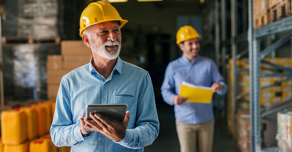 Arbeiter im Familienunternehmen | Foto: AdobeStock/dusanpetkovic1 Arbeiter im Familienunternehmen | Foto: AdobeStock/dusanpetkovic1