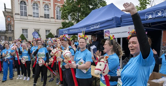 Eine Gruppe Menschen freut sich über eine Auszeichnung