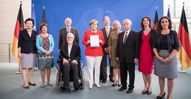 Die Mitglieder des Nationalen Normenkontrollrates übergeben ihren Jahresbericht 2017 an Bundeskanzlerin Angela Merkel. Foto: Bundesregierung/Steffen Kugler.