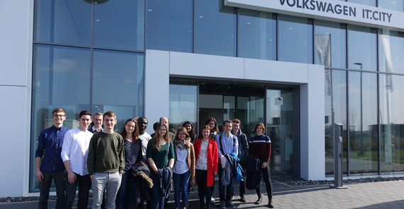 Potsdamer Deutschlandstipendiaten der Volkswagen AG vor der IT-City in Wolfsburg. Foto: Bianca Rummel.