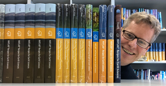 Geoforscher Martin Trauth und seine gesammelten (Lehr)werke. | Foto: Martin Trauth Geoforscher Martin Trauth und seine gesammelten (Lehr)werke. | Foto: Martin Trauth