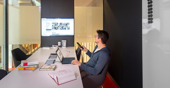 Selbstlernzone Norman Lingott in der Akustikbox der Selbstlernzone. Das Foto ist von Thomas Roese.