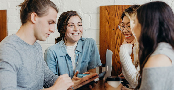 Kuhlmann-Stiftung unterstützt Potsdamer Studierende mit 100.000 Euro | Foto: Unsplash / Brooke Cagle Junge Studierende unterhalten sich | Foto: Unsplash / Brooke Cagle