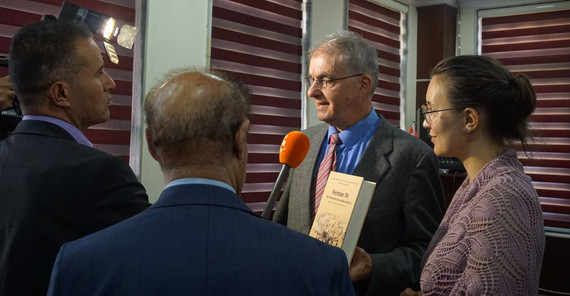 Dr. Stefan Gatzhammer gibt ein TV-Interview zum Buchprojekt „Ferman 74“. Das Foto ist von Valentina Mezer-Oldenburg