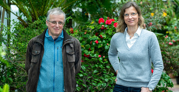 Im Botanischen Garten der Universität Potsdam: Kustos Michael Burkart und Direktorin Anja Linstädter Im Botanischen Garten der Universität Potsdam: Kustos Michael Burkart und Direktorin Anja Linstädter.