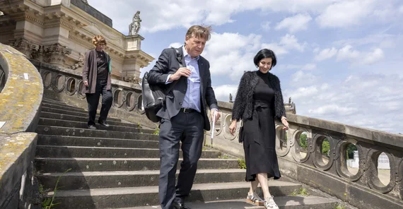 Ein Mann und eine Frau gehen gemeinsam eine Treppe hinunter