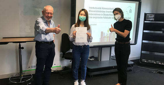 Die erste Absolventin im Master „Interkulturelle Wirtschaftskommunikation“ Xinyi Xu (M.) mit der Erstgutachterin ihrer Masterarbeit Aleksandra Martynczuk (r.) und Zweitgutachter und Studiengangsleiter Prof. Dr. Thomas Stehl (l.). | Foto: privat Die erste Absolventin im Master „Interkulturelle Wirtschaftskommunikation“ Xinyi Xu (M.) mit der Erstgutachterin ihrer Masterarbeit Aleksandra Martynczuk (r.) und Zweitgutachter und Studiengangsleiter Prof. Dr. Thomas Stehl (l.). | Foto: privat